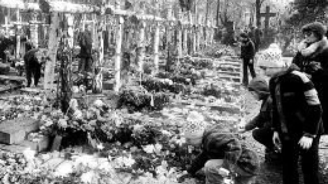 Cmentarz Powązkowski, lata 80.: "Dopiero rok 1989 przyniósł pogrobowe zwycięstwo poległych w Powstaniu" / 