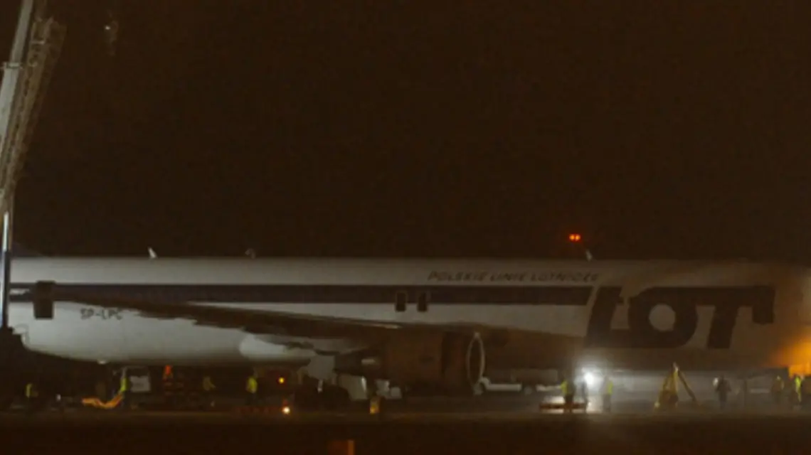 Samolot Boeing 767, który 1 listopada awaryjnie lądował bez podwozia na lotnisku Okęcie, odholowywany z płyty lotniska. Warszawa, 2 listopada 2011 r. / fot. Grzegorz Jakubowski / PAP / 