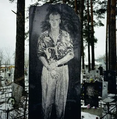 Podmiejskie cmentarze wypełniły się ekskluzywnymi nagrobkami z realistycznie wygrawerowanymi podobiznami mafiosów. /fot. Rafał Milach, Przekrój,  Forum / 