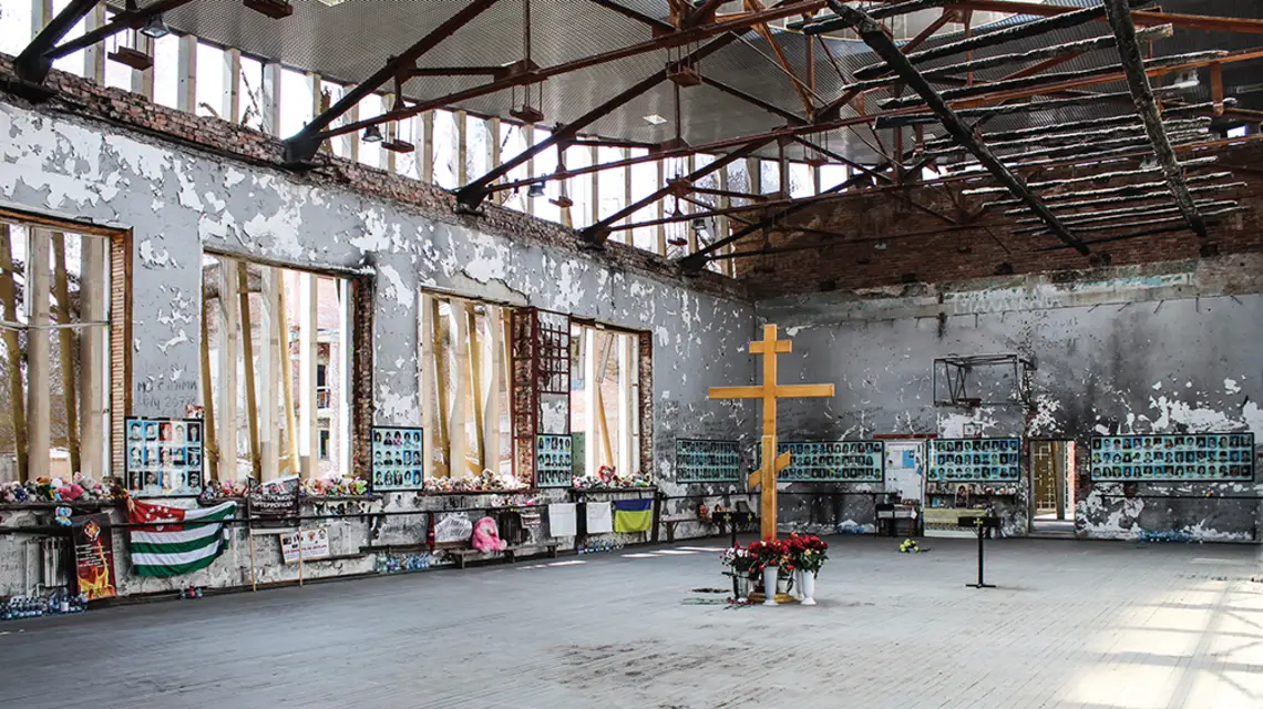 Miejsce pamięci w sali gimnastycznej dawnej szkoły numer 1 w Biesłanie, 2018 r. / KAROL FRYTA
