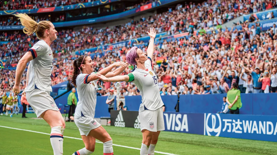 Od lewej: Samantha Mewis, Alex Morgan i Megan Rapinoe podczas finału Mistrzostw Świata w Piłce Nożnej Kobiet. Lyon, 7 lipca 2019 r. / BRAD SMITH / ISI PHOTOS