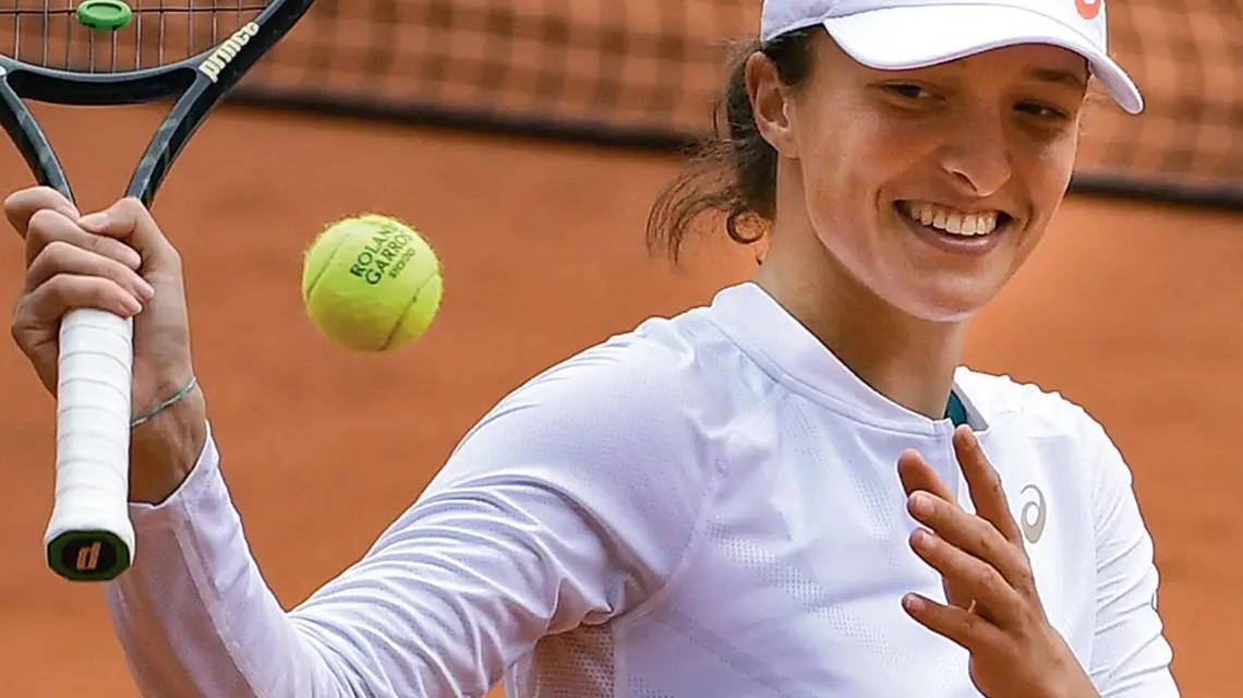 Iga Świątek po wygranej z Nadią Podoroską w półfinałowym meczu turnieju French Open Roland Garros, Paryż, 8 października 2020 r. / JULIEN DE ROSA / EPA / PAP