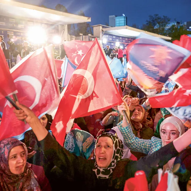 ADEM ALTAN / AFP / EAST NEWS / Zwolennicy prezydenta Erdogana w dniu wyborów. Stambuł, 14 maja 2023 r.