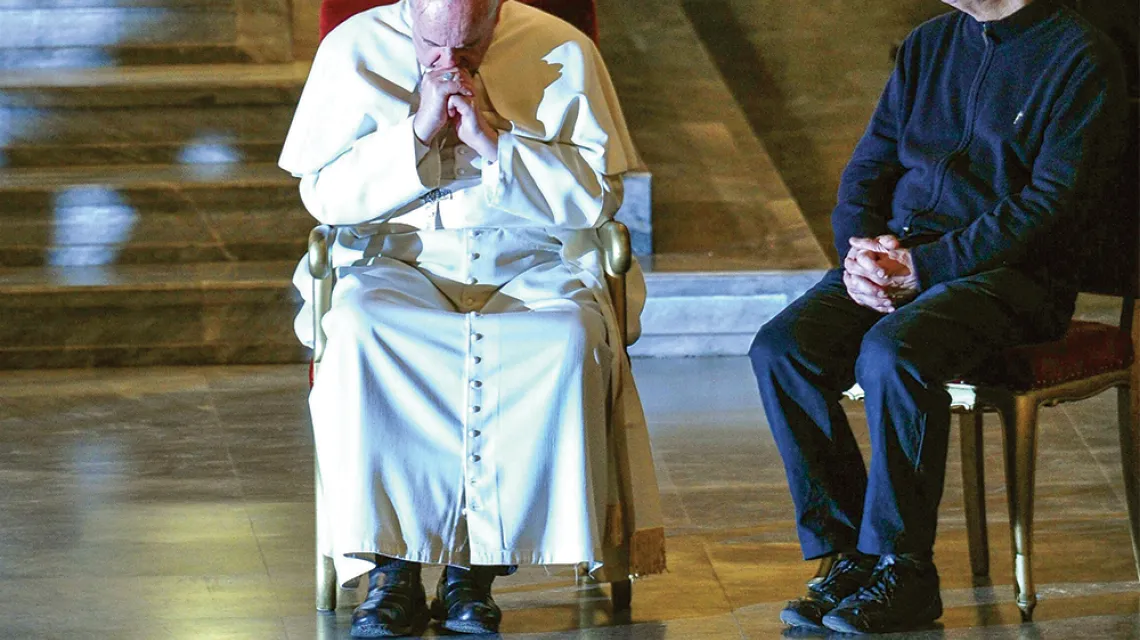 Papież Franciszek i ks. Luigi Ciotti, założyciel fundacji Libera, podczas spotkania z rodzinami ofiar mafii. Rzym, marzec 2014 r. / TIZIANA FABI / AFP / EAST NEWS