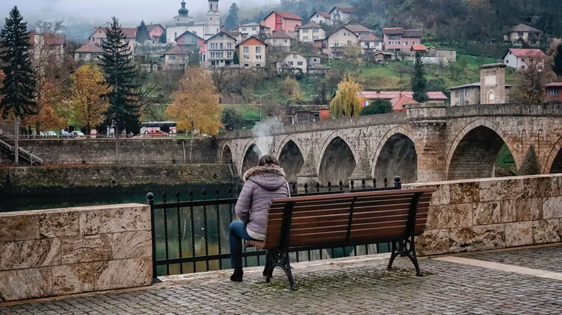 Most na rzece Drina znalazł się w tytule najsłynniejszej powieści Ivo Andricia. Wyszegrad, 16 listopada 2022 r. / DARIUSZ KAŁAN