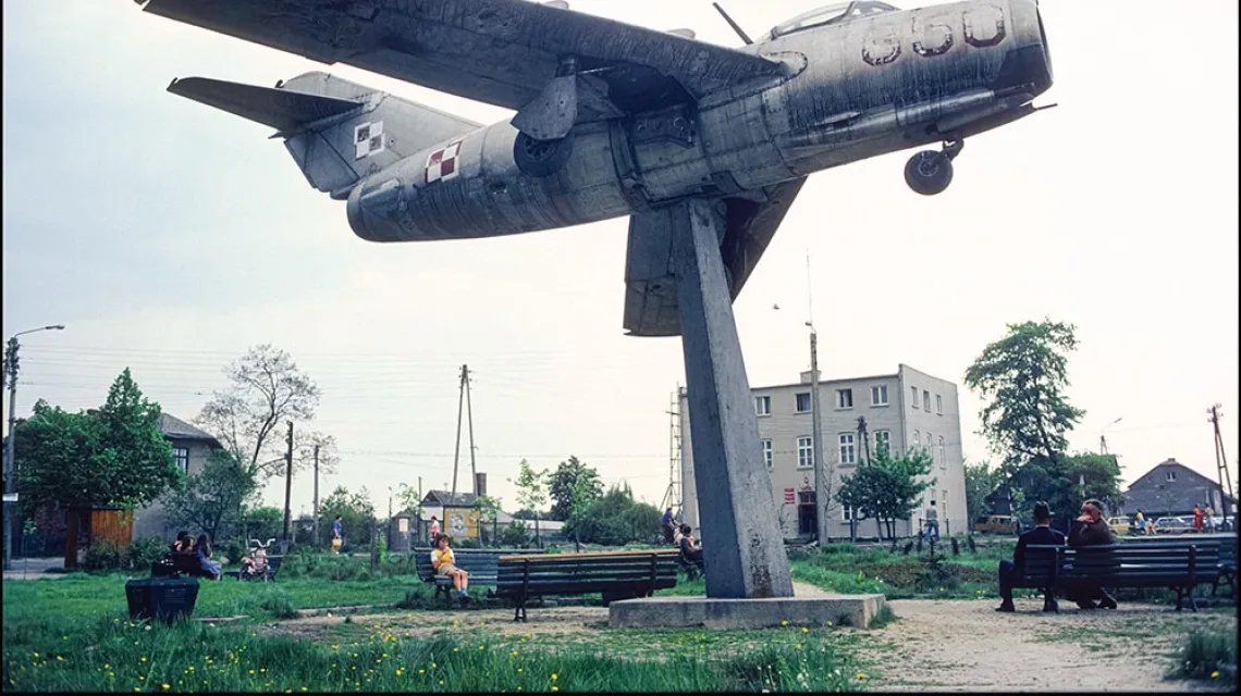Produkowany w Mielcu samolot Lim-2  zdobi osiedlowy park w Katowicach, 1979 r. / HUCK FISHMAN / GETTY IMAGES