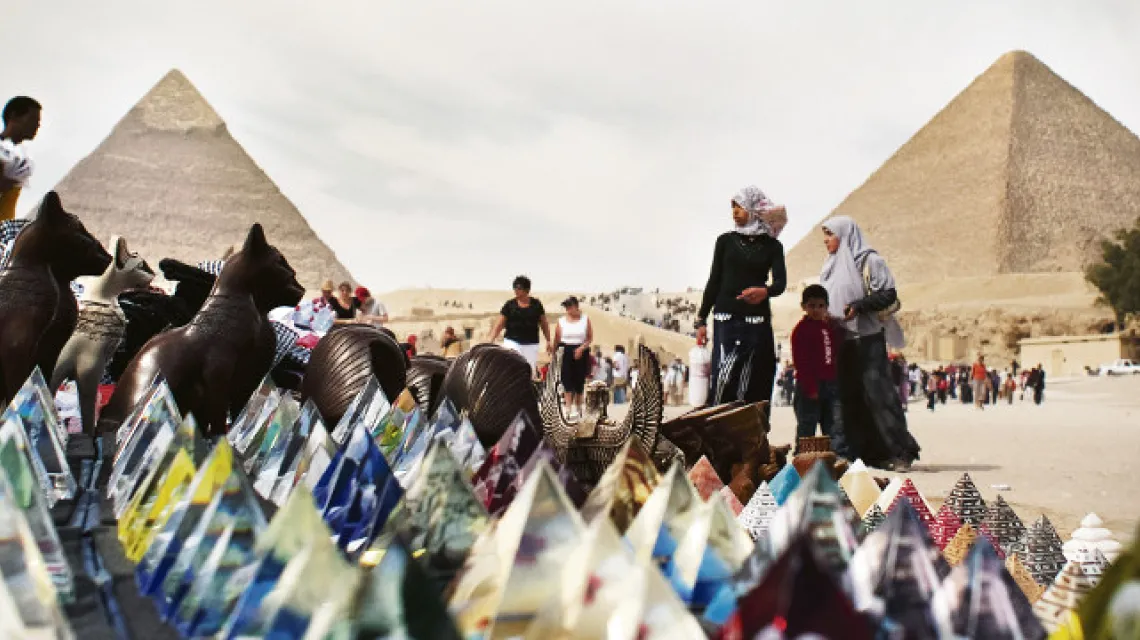 Targ z pamiątkami przy piramidach w Gizie / fot. Mateusz Torbus / 