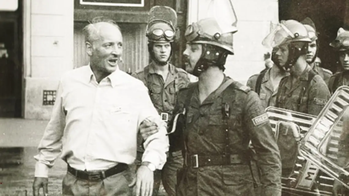 Aresztowanie manifestanta na Rynku Głównym w Krakowie, 1982 lub 1983 rok / fot. IPN / 