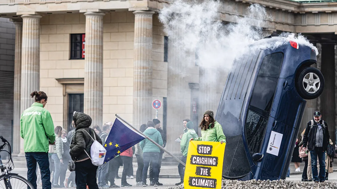 Protest Greenpeace przeciwko rządowi Niemiec, żądającemu wyjątku od nowych ogólnounijnych przepisów dotyczących sprzedaży samochodów spalinowych Berlin, 22 marca 2023 r. / MAJA HITIJ / GETTY IMAGES