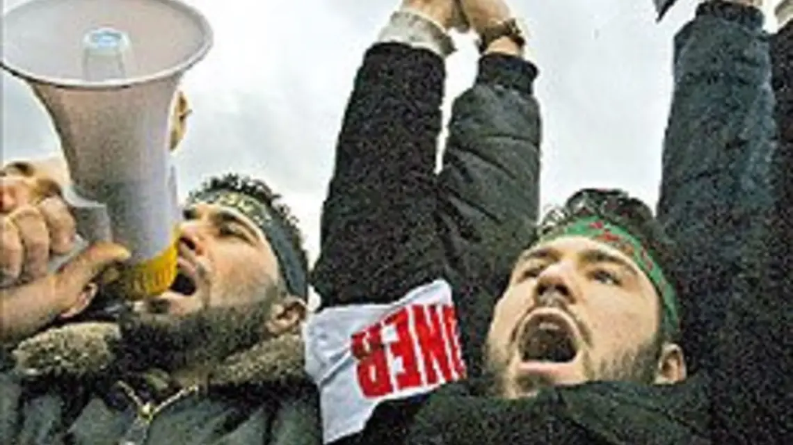 Niemieccy muzułmanie demonstrują przed ambasadą Danii w Berlinie przeciwko publikacji karykatur Mahometa; luty 2006 r. / 