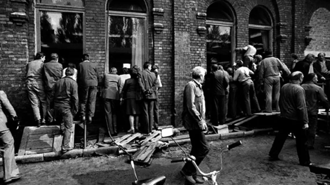 Stoczniowcy obserwują obrady Międzyzakładowego Komitetu Strajkowego, Gdańsk, sierpień 1980 r. / fot. Stanisław Składanowski / KFP / 