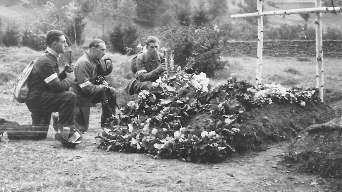 Partyzanci IV batalionu 1. Pułku Strzelców Podhalańskich AK przy grobie poległych kolegów, „Brzozy” i „Szarotki”. Ochotnica Dolna, 1944 r. / ZE ZBIORÓW RALPHA BROOKSA