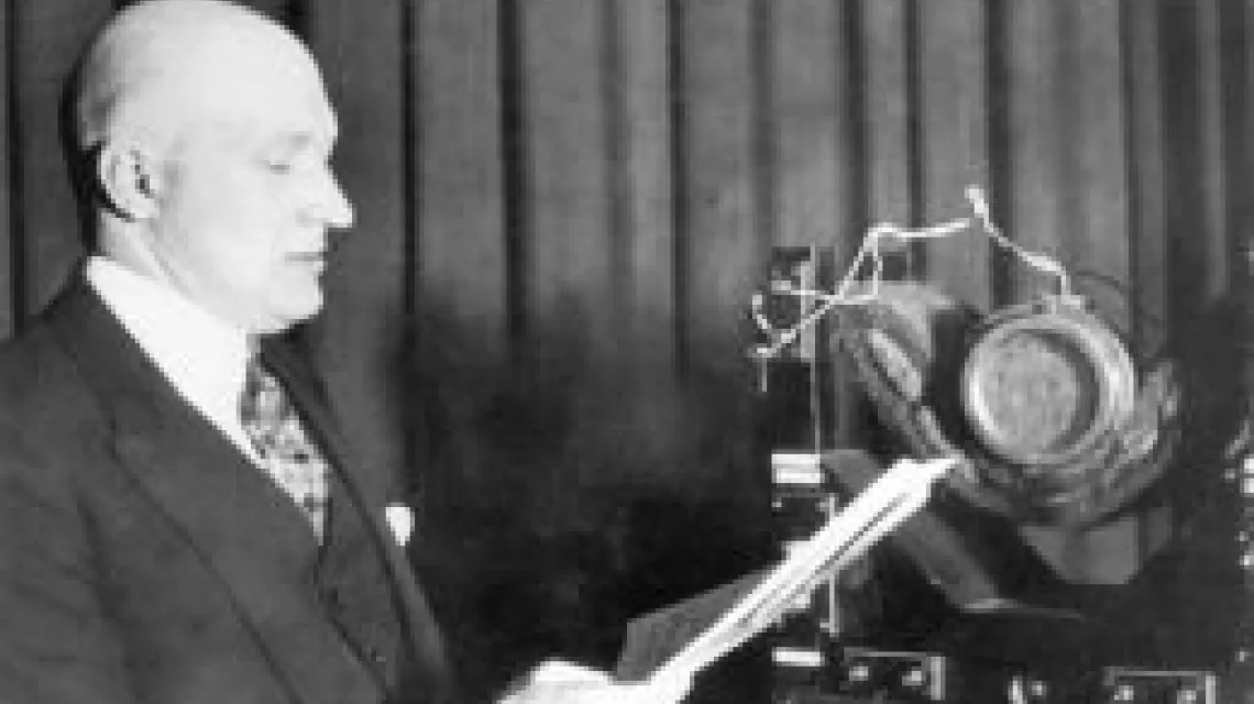 1 lutego 1925, inż. Roman Rudniewski, dyrektor Spółki Akcyjnej Polskiego Towarzystwa Radiotechnicznego, odczytuje komunikat inaugurujący codzienną emisję audycji radiowych w Polsce / 