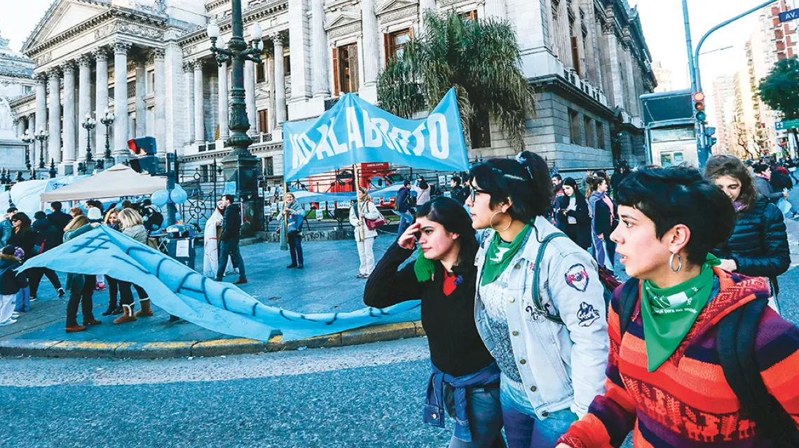 Przeciwnicy i zwolennicy liberalizacji aborcji przed parlamentem w Buenos Aires, 1 sierpnia 2018 r. / MARCOS BRINDICCI / REUTERS / FORUM