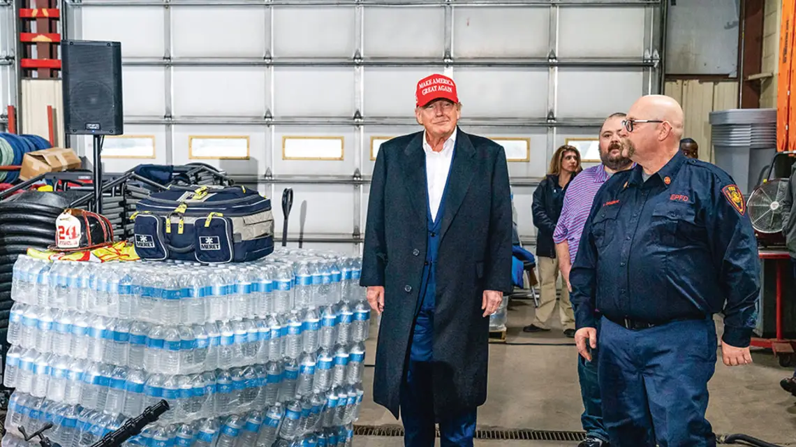 Donald Trump na posterunku straży pożarnej w East Palestine. Ohio, 22 lutego 2023 r. / MICHAEL SWENSEN / GETTY IMAGES