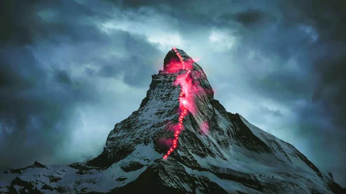 Pierwsze wejście na Matterhorn: oświetlona droga na grani Hörnli, lipiec 2014 r. / Fot. Robert Bösch / ZERMATT.CH // DOMENA PUBLICZNA