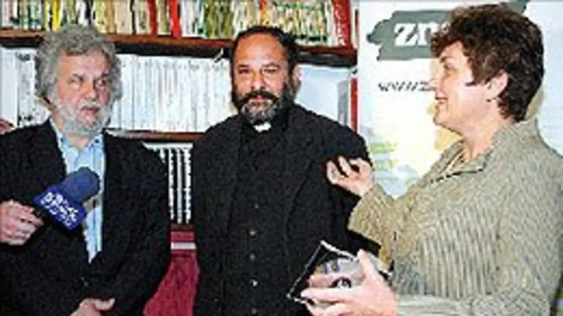 Ks. Isakowicz Zaleski (na zdj. między red. Jerzym Illgiem i dyr. Danutą Skórą) przekazuje wydawnictwu Znak pierwszą wersję swojej książki (9 października 2006) / 