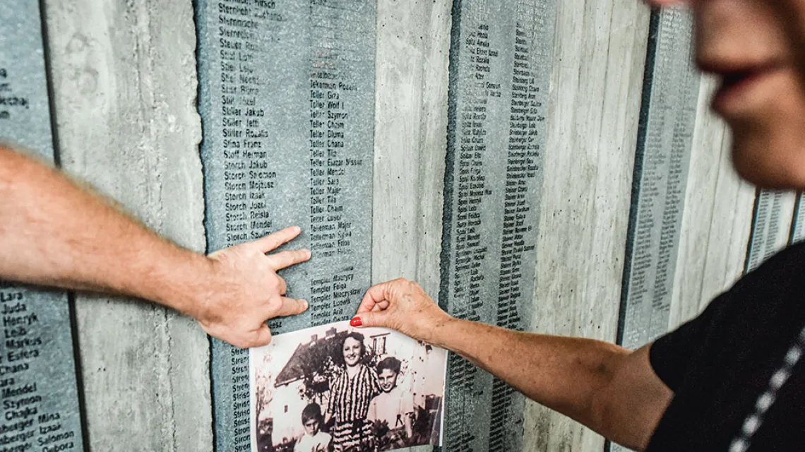 Potomkowie sądeckich Żydow odnajdują imiona swoich krewnych na kamiennych tablicach, Nowy Sącz, 28 sierpnia 2022 r. / JACEK TARAN