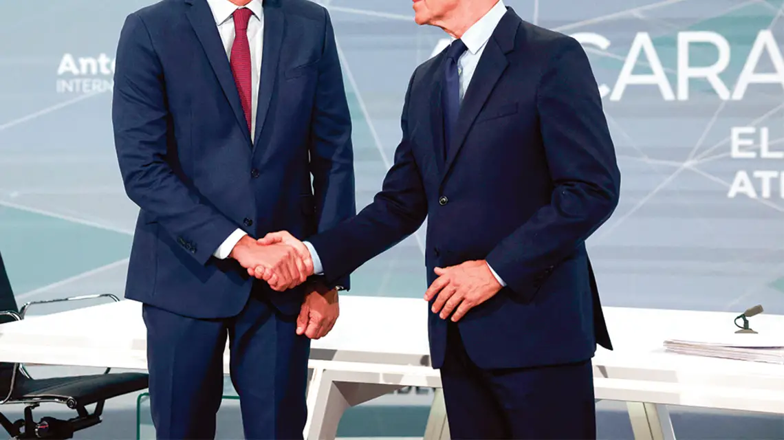 Pedro Sánchez (z lewej) i Alberto Núñez Feijóo przed debatą telewizyjną. Madryt, 10 lipca 2023 r. / PIERRE-PHILIPPE MARCOU / AFP / EAST NEWS