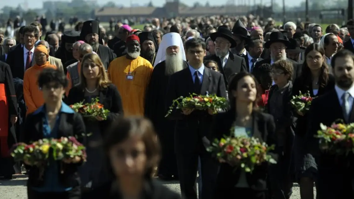 Uczestnicy krakowskiego Kongresu Pokoju "Ludzie i religie" w obozie zagłady Auschwitz-Birkenau, 8 września 2009 r. /fot. Paweł Ulatowski / 