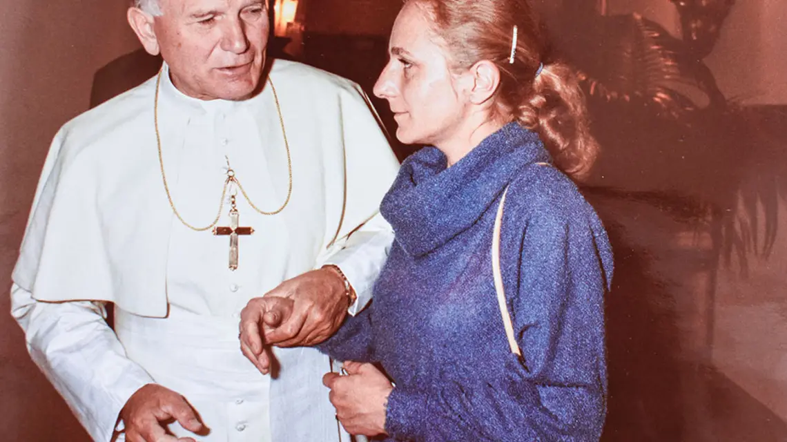 Anna Siłkowska w czasie prywatnego spotkania z Janem Pawłem II. Watykan, 1986 r. / ARCHIWUM RODZINNE SIÓSTR SIŁKOWSKICH / REPRODUKCJA JACEK TARAN