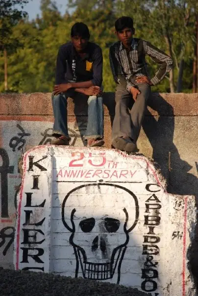 Mur fabryki w Bhopalu, która w 1984 r. spowodowała katastrofę w tym mieście, 2009 r. / fot. Andrzej Meller 