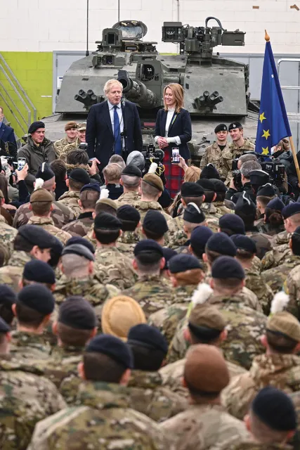 Estońska premier Kaja Kallas i brytyjski premier Boris Johnson odwiedzają żołnierzy ze stacjonującej w Estonii grupy bojowej NATO, którą dowodzą Brytyjczycy. Tallinn, 1 marca 2022 r. / LEON NEAL / PA / FORUM