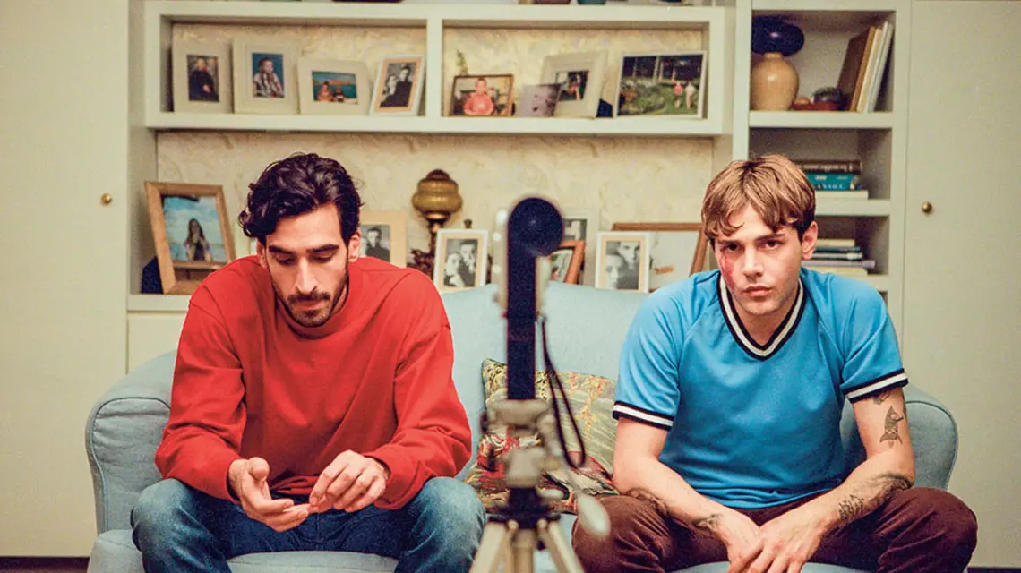 Gabriel D’Almeida Freitas jako Matthias i Xavier Dolan jako Maxime w filmie „Matthias i Maxime” / GUTEK FILM / MATERIAŁY PRASOWE