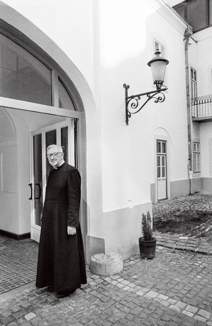 Abp László Paskai na dziedzińcu pałacu biskupiego w Budapeszcie, lata 80. XX w. / EAST NEWS / EAST NEWS