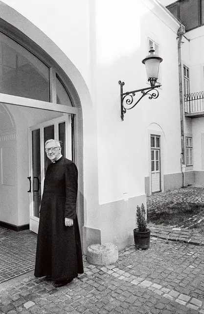 Abp László Paskai na dziedzińcu pałacu biskupiego w Budapeszcie, lata 80. XX w. / EAST NEWS / EAST NEWS
