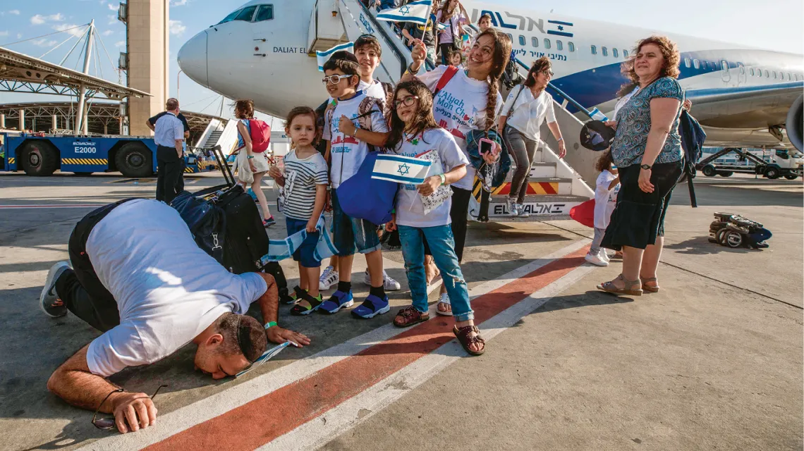Rodzina żydowskich emigrantów z Francji. Tel Awiw, lotnisko imienia Ben Guriona, 10 lipca 2017 r. / NATI SHOHAT / FLASH90 / FORUM