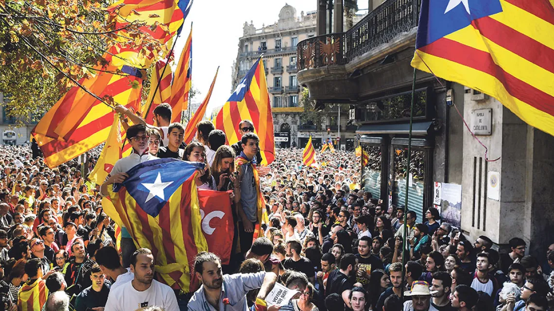 W Barcelonie pod gwiaździstymi flagami „Esteladas”, 20 września 2017 r. / LLUIS GENE / AFP/ EAST NEWS