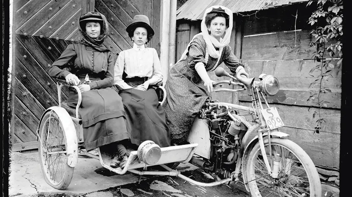 Siostry Zubrzyckie na motocyklu Triumph, 1910 r. / / REPRODUKCJE ZE ZBIORÓW MUFO