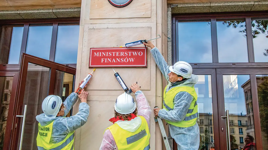 Happening Lotnej Brygady Opozycji przed Ministerstwem Finansów. Warszawa, październik 2019 r. / KATARZYNA PIERZCHAŁA / EAST NEWS