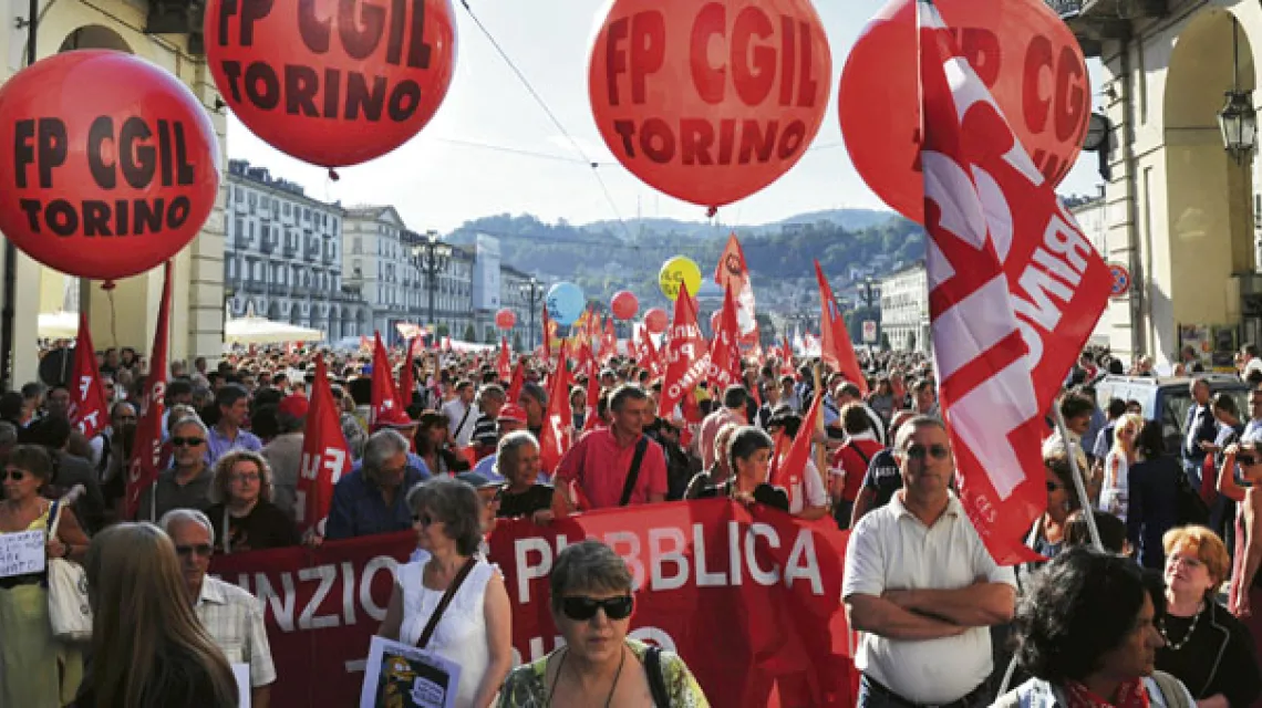 Demonstracja mieszkańców Turynu solidaryzujących się ze strajkiem generalnym pracowników transportu publicznego, poczty i szpitali. 6 września 2011 r. / fot. Daniele Badolato / AP / East News / 