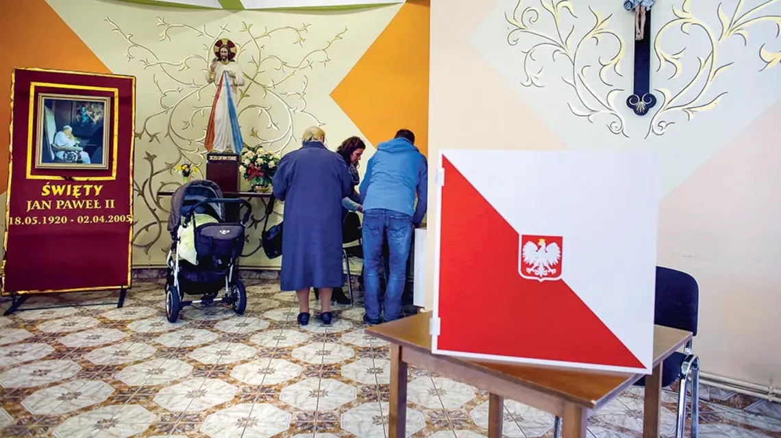Wybory parlamentarne w komisji wyborczej w salach katechetycznych przy kościele Trójcy Przenajświętszej. Katowice, październik 2015 r. / DAWID CHALIMONIUK / AGENCJA GAZETA
