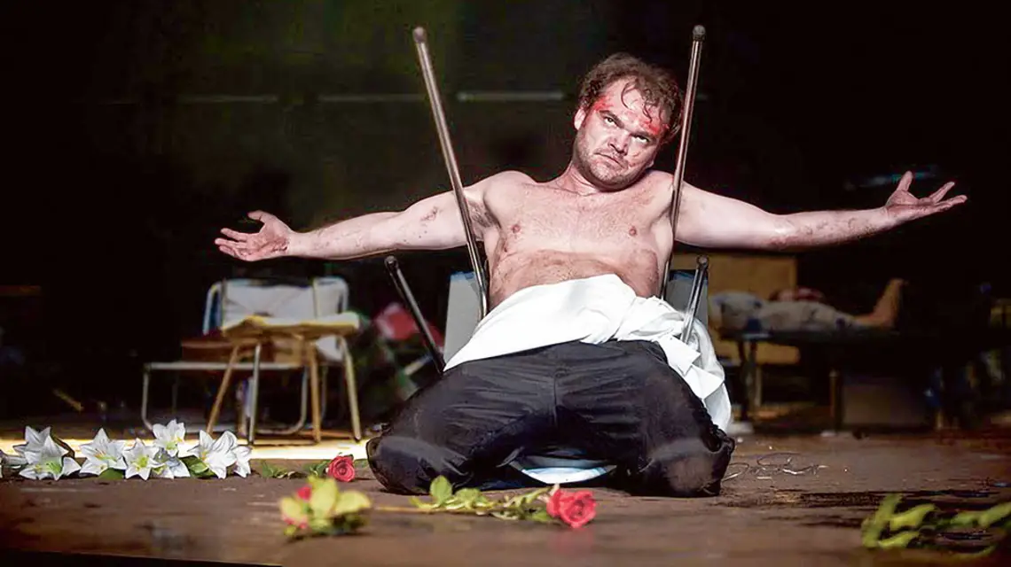 Mateusz Łasowski jako Ksiądz Piotr w spektaklu „Mickiewicz. Dziady. Performance”, Teatr Polski w Bydgoszczy, październik 2016 r. / MAGDA HUECKEL / MATERIAŁY PRASOWE