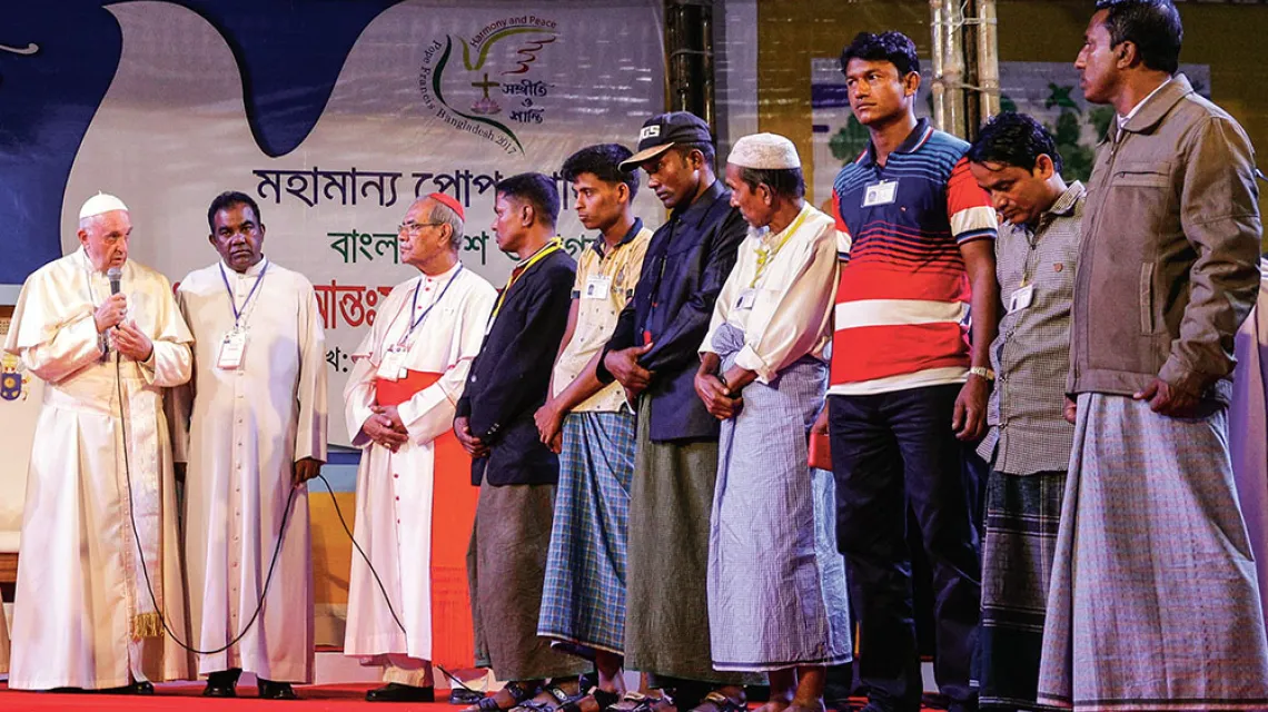 W Birmie Franciszek nie wspomniał o Rohindżach, ale 1 grudnia w Bangladeszu spotkał się z nimi w ogrodzie pałacu arcybiskupiego w stolicy kraju, Dhace. / ANDREW MEDICHINI / AP / EAST NEWS