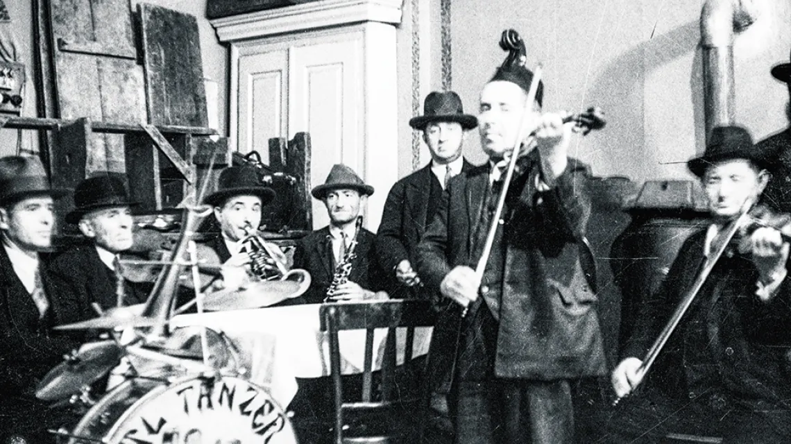 Członkowie orkiestry żydowskiej grającej na przyjęciu weselnym, 1933 r. / NAC