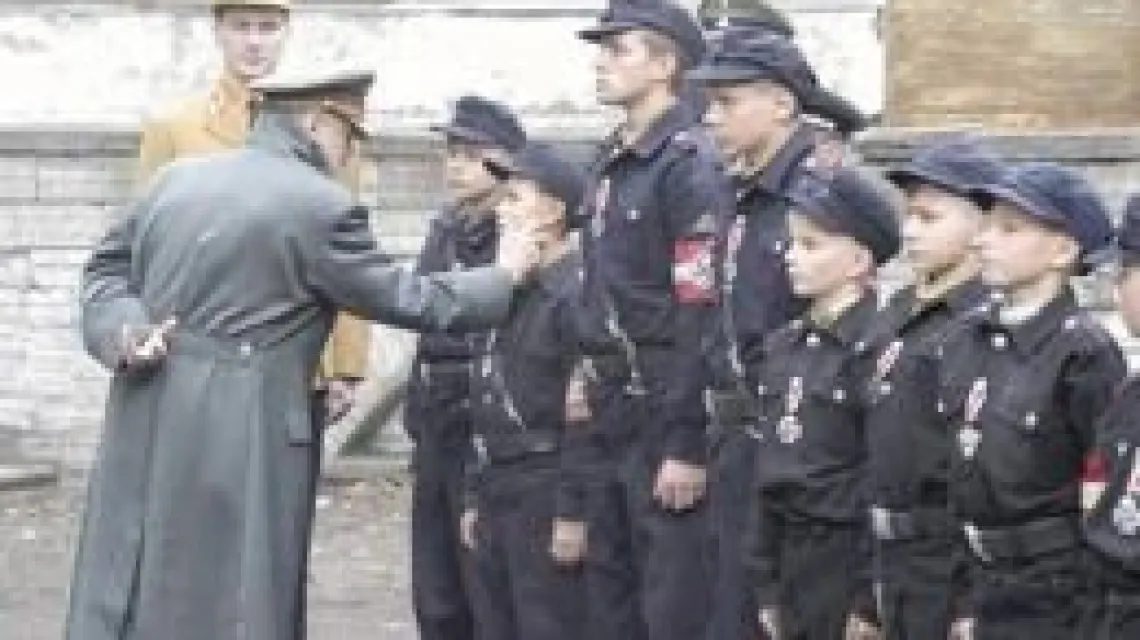 Berlin 1945: Hitler odznacza chłopców z Hitlerjugend (scena z filmu) / 