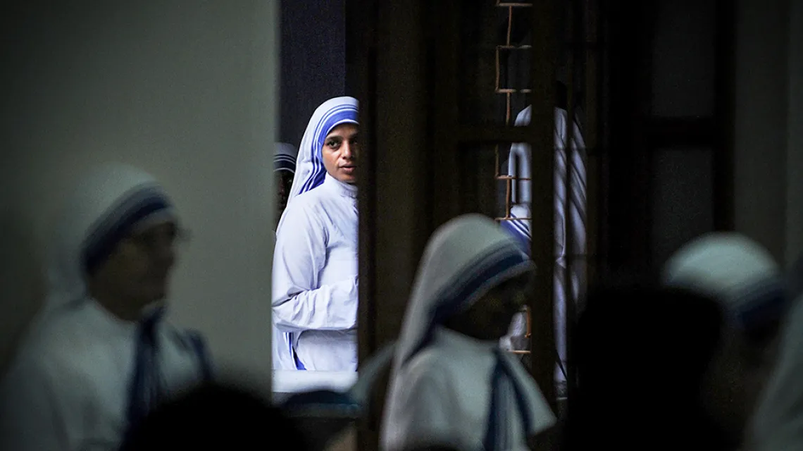 Misjonarki miłości na mszy z okazji urodzin  Matki Teresy, Kalkuta, sierpień 2012 r. / DIBYANGSHU SARKAR / AFP / EAST NEWS