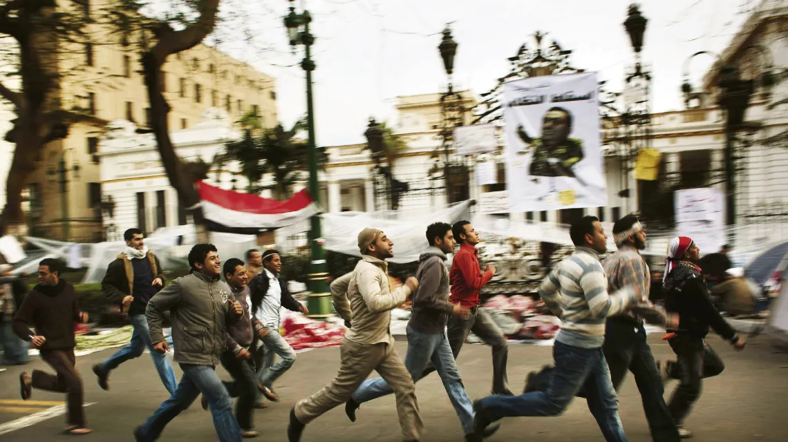 „Średnia wieku w społeczeństwach arabskich to ok. 25 lat”... Na zdjęciu: poranny jogging po nocy spędzonej na proteście przed gmachem egipskiego Parlamentu. Kair, 10 lutego 2011 r. / fot. Emilio Morenatti / AP / East News / 