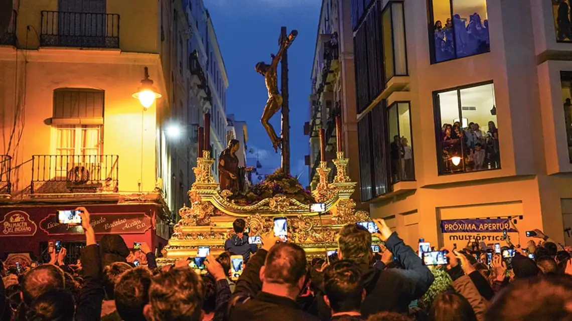 Procesja Legionistów Kompanii Honorowej niosąca figurę Chrystusa od Dobrej Śmierci, Malaga, Hiszpania, Wielki Czwartek, 18 kwietnia 2019 r. / GRAŻYNA MAKARA