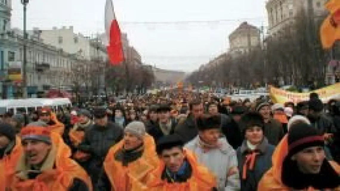 Kijów, 23 listopada 2004, jedna z pierwszych polskich flag podczas Pomarańczowej Rewolucji / 
