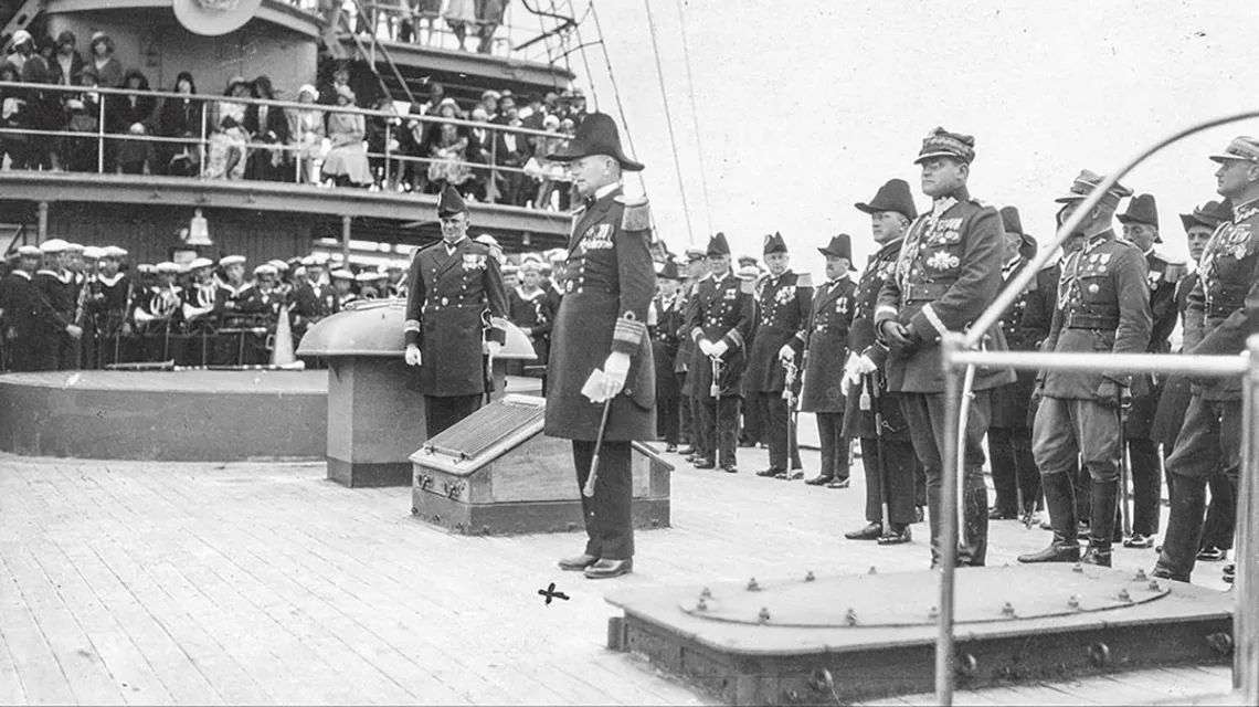 Kontradmirał Józef Unrug przemawia do marynarzy na pokładzie ORP „Bałtyk”, 1937 r. / NAC / NAC