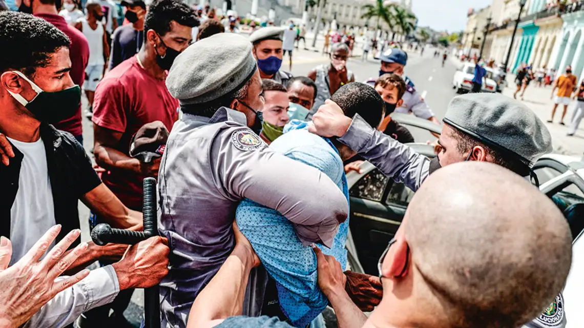 Policjanci i funkcjonariusze bezpieki (po cywilnemu) aresztują jednego z uczestników demonstracji. Hawana, 11 lipca 2021 r. / ADALBERTO ROQUE / AFP / EAST NEWS