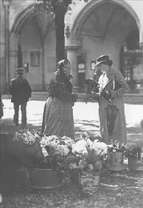 Kwiaciarka na Rynku Głównym /fot. A.F. "Światowid" 1935 r. / 