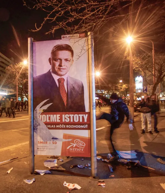 Protesty przeciw korupcji i oligarchii.  Na niszczonym plakacie – premier Fico. Bratysława 2012 r. / PETR DAVID JOSEK / AP / PJO113