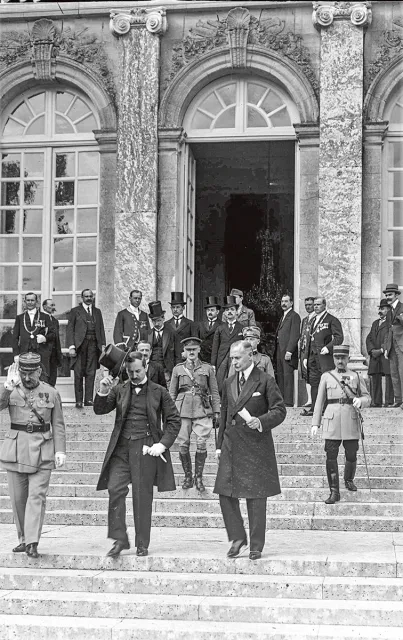 Delegacja węgierska wychodzi z pałacu Trianon kilka chwil po podpisaniu traktatu pokojowego, 4 czerwca 1920 r. / DOMENA PUBLICZNA / WIKIPEDIA.ORG