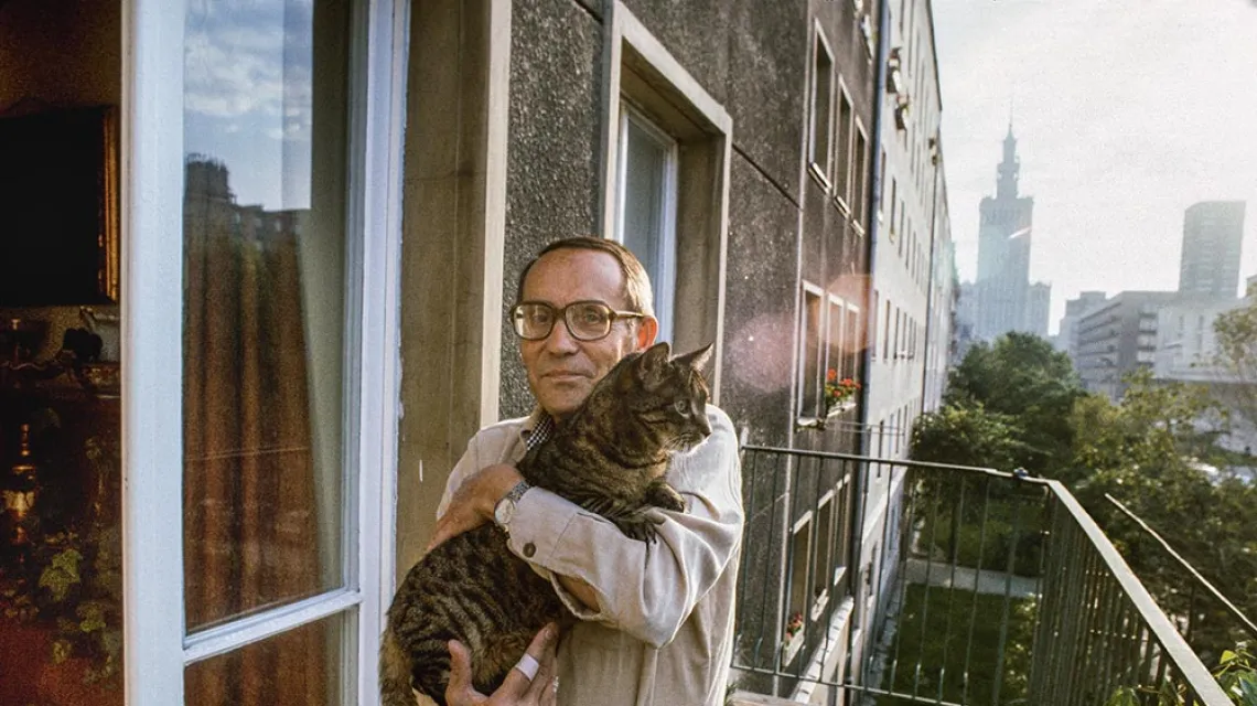Tadeusz Konwicki ze swoim kotem Iwanem na balkonie mieszkania przy ul. Górskiego, 1982 r. / CHRIS NIEDENTHAL / FORUM